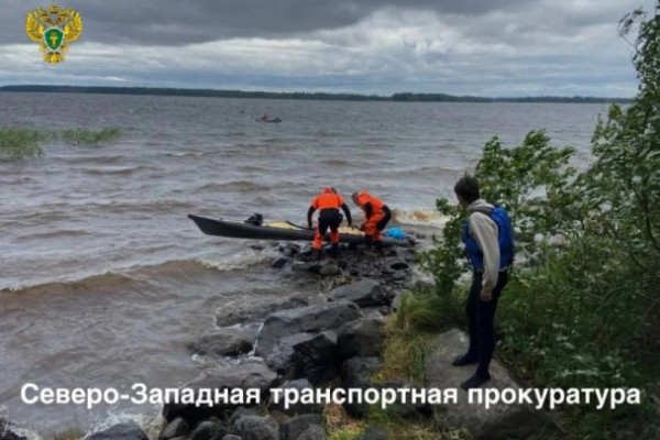В Ладожском озере продолжаются поиски супругов на байдарках