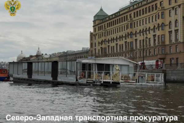 В Петербурге плавучий банкетный зал пошел под воду