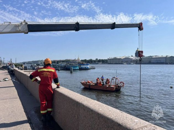 Из Невы в Петербурге подняли кроссовер - унесло с набережной штормом