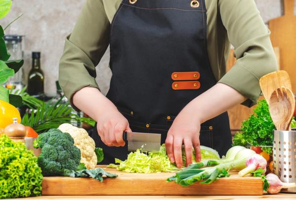 
        Готовить как шеф. Чем различаются кухонные ножи и какой для чего подходит?    
