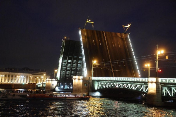 Дворцовый мост в Петербурге разведут под Чайковского и Шостаковича в честь памятных военных дат