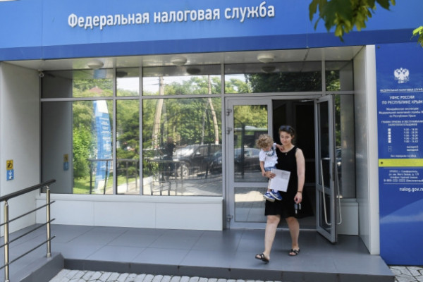 СМИ: россияне без официального дохода начали получать письма из налоговой после покупки дорогого имущества