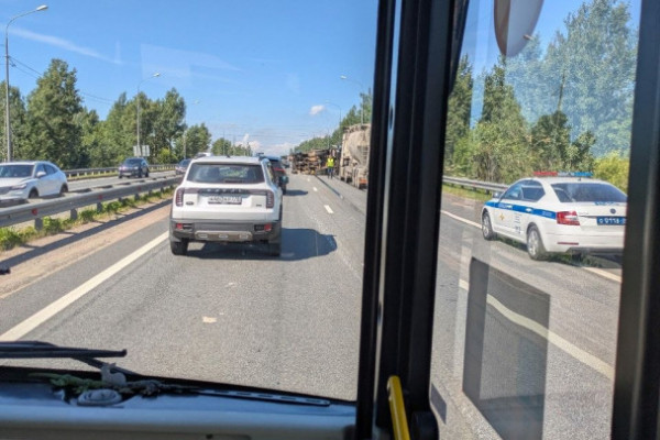 На &laquo;Коле&raquo; у Разметелево пробка на два километра из-за ДТП с &laquo;Газелью&raquo;