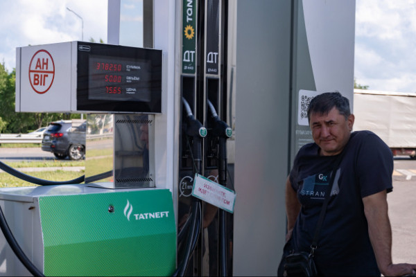 На три месяца. Правительство снизило норматив продаж бензина на бирже