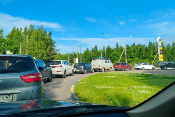 Разговорчики у бензоколонки. Где и за сколько стоят за топливом