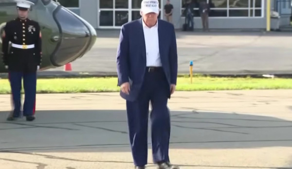 Оператор телесуфлера Трампа уличен в ставках на речи президента
