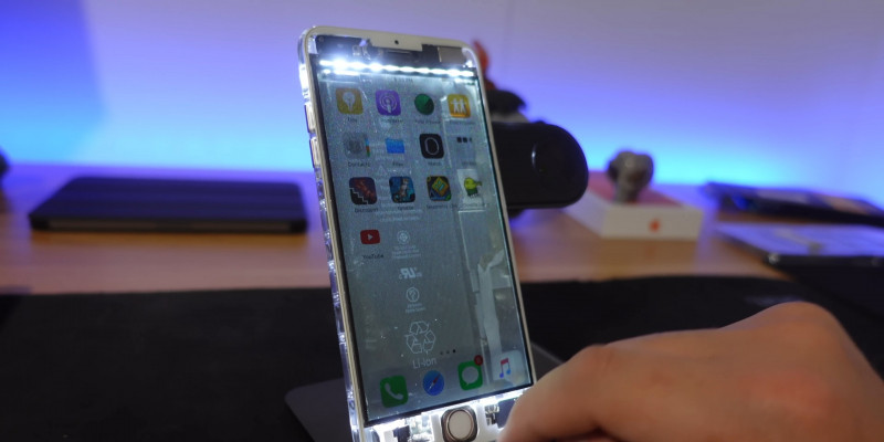 Блогер показал полностью прозрачный&nbsp;iPhone 6&nbsp;Plus &mdash; &laquo;внутренности&raquo; видны даже через&nbsp;экран