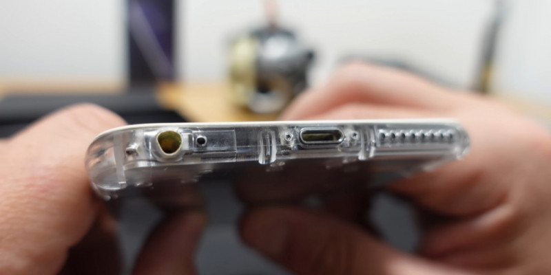 Блогер показал полностью прозрачный&nbsp;iPhone 6&nbsp;Plus &mdash; &laquo;внутренности&raquo; видны даже через&nbsp;экран