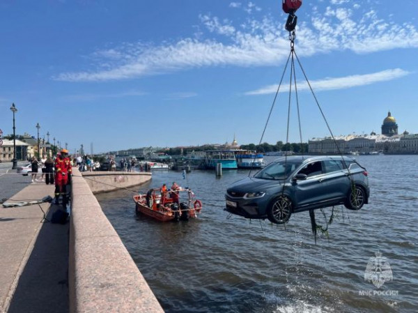 Из Невы в Петербурге подняли кроссовер - унесло с набережной штормом