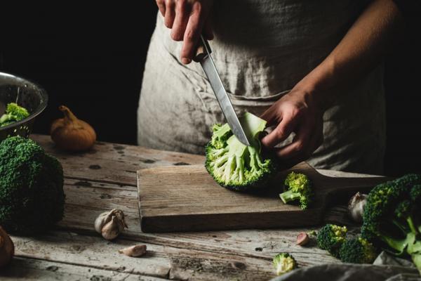 
        Готовить как шеф. Чем различаются кухонные ножи и какой для чего подходит?    