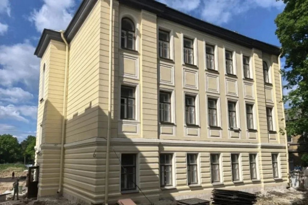 Завершается проблемный ремонт школы в Гатчине, затянувшийся на пять лет
