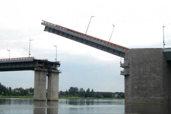 Ладожский мост разведут по плану, но не для прохода судов