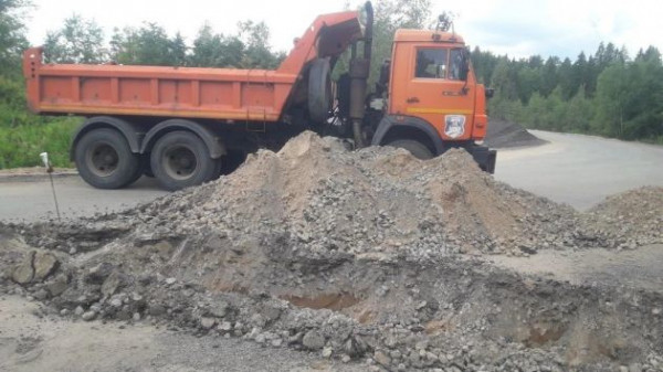 Выезд с песчаного карьера для ВСМ в посёлке Шапки перекопан. Стоп самосвалы