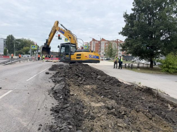 В Тосно перекрыли участок на шоссе Барыбина. Там не смог проехать и самосвал