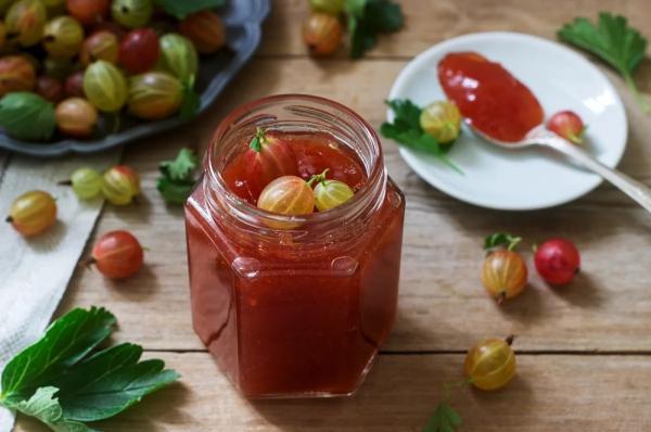
        Идеальная пара к мясу. 6 ярких заготовок из крыжовника    