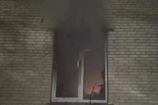 В Пикалево тушили трехкомнатную квартиру, в больнице ребенок с ожогами