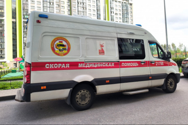 От высотки в Кудрово увезли мужчину с переломами и измененным сознанием