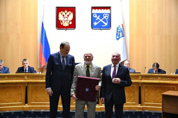 Губернатор Ленобласти вручил награды выдающимся землякам Губернатор Ленобласти вручил награды выдающимся землякам