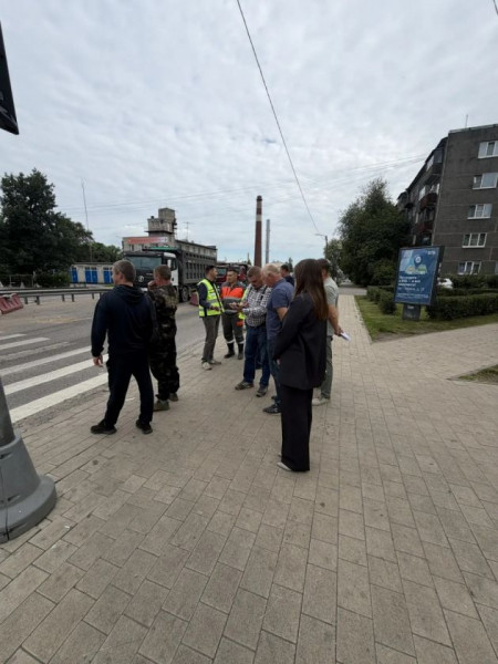 В Тосно перекрыли участок на шоссе Барыбина. Там не смог проехать и самосвал