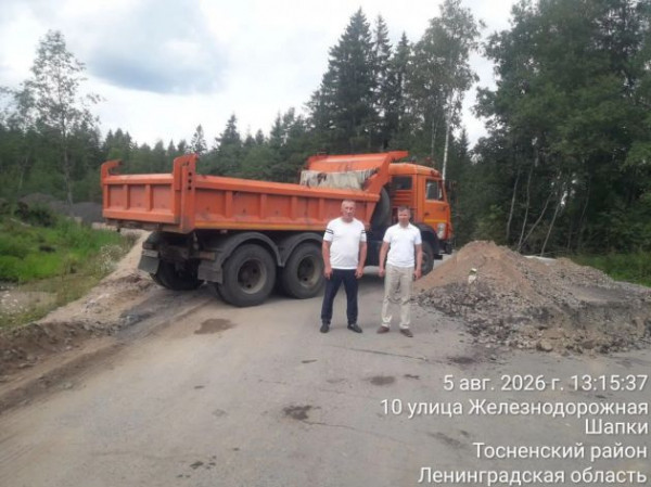 Выезд с песчаного карьера для ВСМ в посёлке Шапки перекопан. Стоп самосвалы