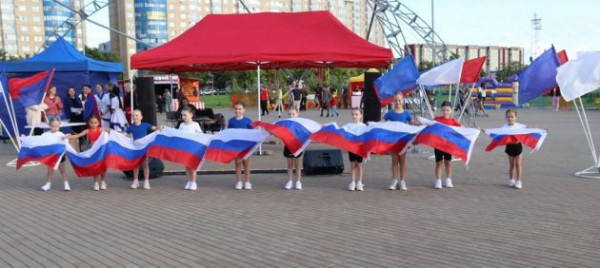 В Ленобласти отметили День государственного флага России В Ленобласти отметили День государственного флага России