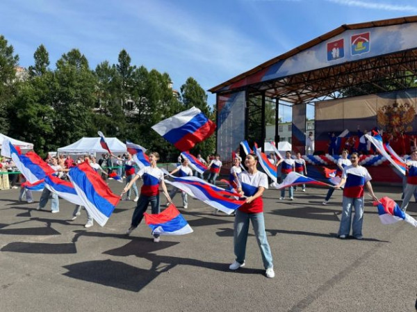 В Ленобласти отметили День государственного флага России В Ленобласти отметили День государственного флага России