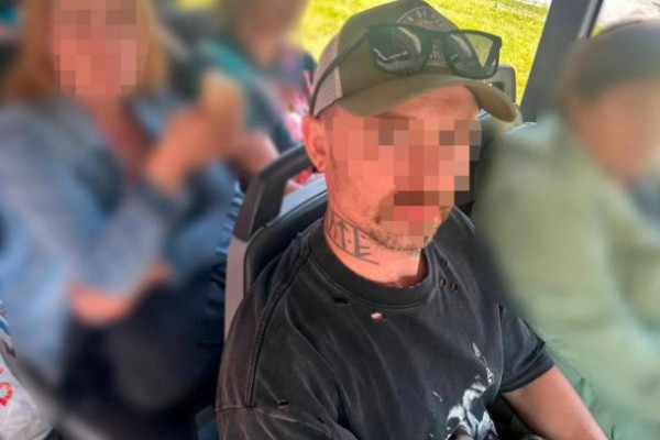 По голове, вискам, ушам. После ссоры в автобусе до Сертолово пассажир с татуировками избил девушку