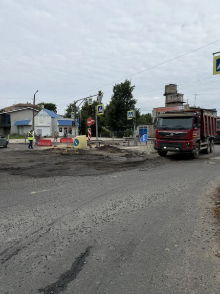 В Тосно перекрыли участок на шоссе Барыбина. Там не смог проехать и самосвал