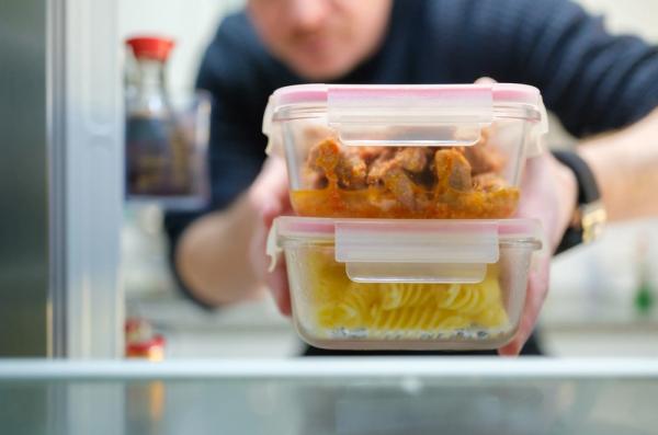 
        Что нельзя хранить в холодильнике и сколько живут продукты после вскрытия?    