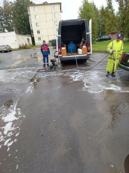 "Вы видите, а мы нюхаем". В Тосно полмесяца наблюдают зловонную воду у дома - видео