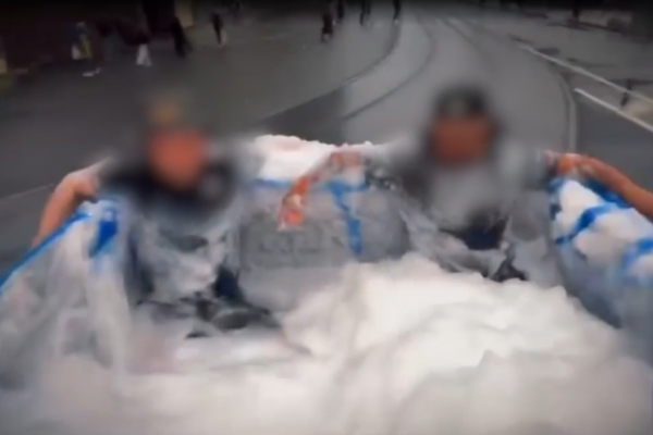 Бассейн в пикапе, пассажиры на борту. В Петербурге нашли креативного нарушителя