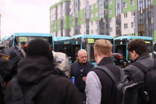 В Янино запустили новый маршрут до метро с большими автобусами В Янино запустили новый маршрут до метро с большими автобусами