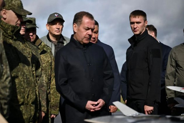 Дмитрий Медведев - в Ленобласти. Ему показали, как борются с БПЛА