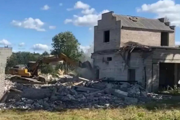 В Терпилицах снесли заброшенную скотобойню. Год назад там погибли шестиклассницы В Терпилицах снесли заброшенную скотобойню. Год назад там погибли шестиклассницы