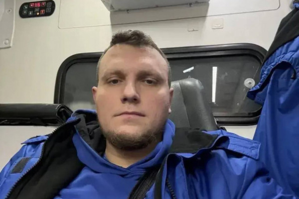 Врач Гатчинской подстанции скорой оказал помощь зацеперу, упавшему на его глазах