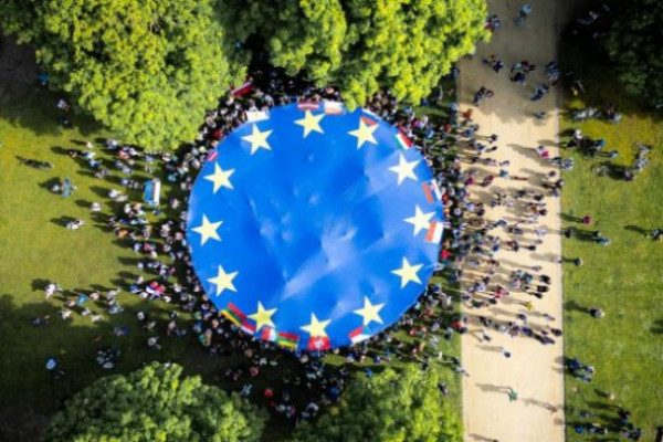 Евросоюз на 3 года продлил санкции против россиян