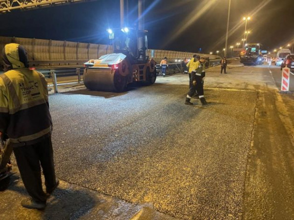 Провал асфальта на КАД устранили, но ездить пока можно по двум полосам