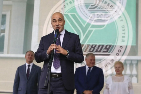 Студентов и первокурсников ПГУПС поздравили с 1 сентября у Юсуповского дворца