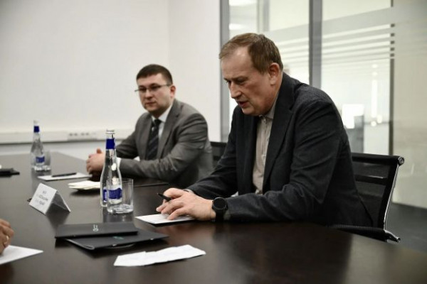 Вице-премьер и глава&nbsp;Минпромторга России приехали к Дрозденко