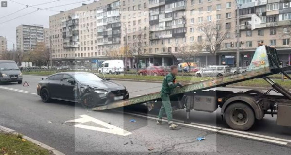 «Мерседес» с номерами Ленобласти направил в столб троллейбус в Купчино «Мерседес» с номерами Ленобласти направил в столб троллейбус в Купчино