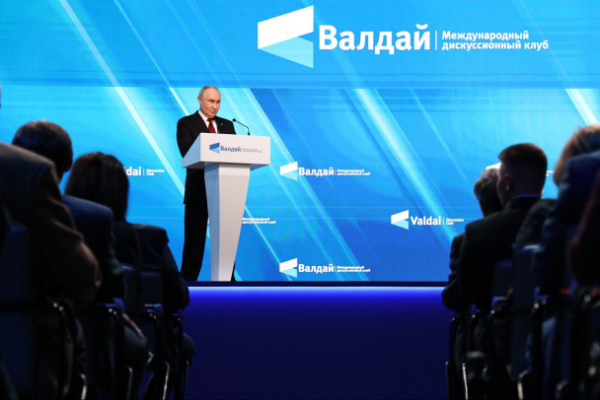 «Получи, фашист, гранату». Путин говорит на «Валдае» об Украине, Западе, топливе и ИИ «Получи, фашист, гранату». Путин говорит на «Валдае» об Украине, Западе, топливе и ИИ