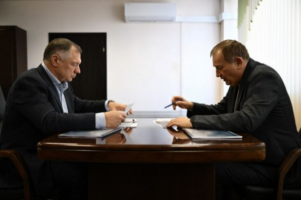 Вице-премьер и глава&nbsp;Минпромторга России приехали к Дрозденко