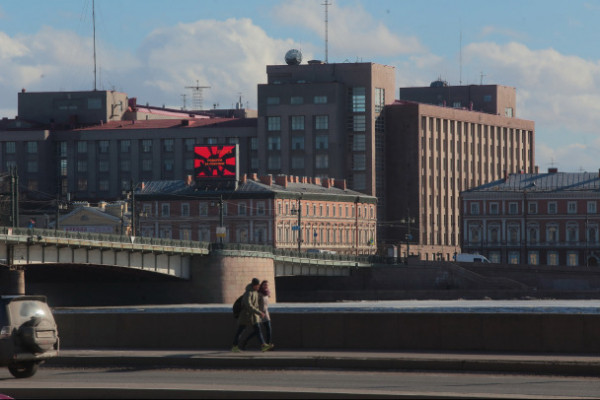 На террасе Большого дома на Литейном - пожарные. Вы видели этот балкон и в кино