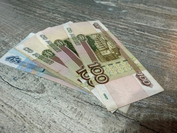 Советские и современные деньги: пересчитали 10, 100 и 500 рублей. Сотня 1985-го — 57 400 рублей Советские и современные деньги: пересчитали 10, 100 и 500 рублей. Сотня 1985-го — 57 400 рублей
