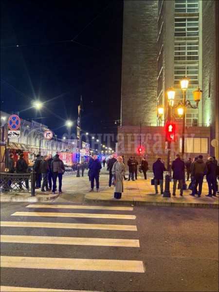 На террасе Большого дома на Литейном - пожарные. Вы видели этот балкон и в кино